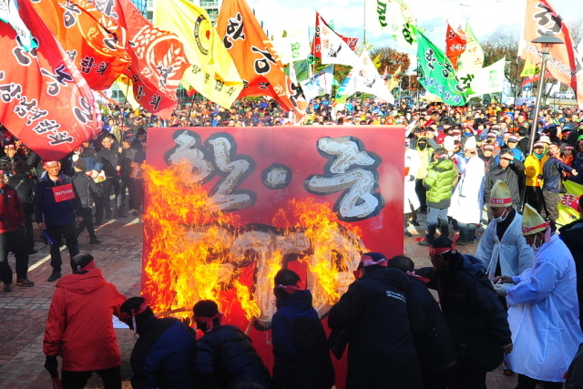 한-중 자유무역협정(FTA) 8차 협상이 열린 18일 오후 인천시 연수구 인천평생학습관에서 '한-중 FTA 8차 협상 규탄 전국농축산인결의대회'에 참가한 상여복 차림의 한-중 FTA 중단비상대책위 농민들이 협상을 규탄하는 퍼포먼스를 하고 있다.장용준기자 jyjun@kyeonggi.com