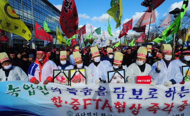한-중 자유무역협정(FTA) 8차 협상이 열린 18일 오후 인천시 연수구 인천평생학습관에서 '한-중 FTA 8차 협상 규탄 전국농축산인결의대회'를 마친 한-중 FTA 중단비상대책위 소속 농민들이 협상이 열리고 있는 송도 쉐라톤 호텔 인근의 해돋이 공원으로 행진을 하고 있다.장용준기자 jyjun@kyeonggi.com