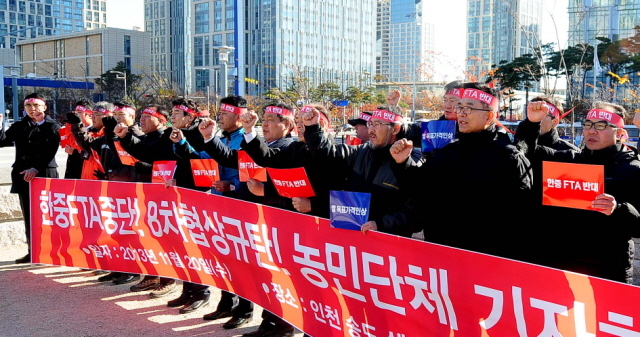 20일 오전 한·중 자유무역협정(FTA) 중단 농축산비상대책위 회원들이 협상장인 인천시 연수구 송도국제도시내 쉐라톤호텔 앞에서 한·중 FTA 반대 기자회견을 하고 있다.장용준기자 jyjun@kyeonggi.com