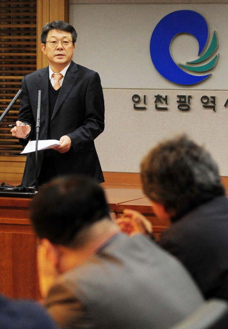 5일 인천시청 영상회의실에서 허종식 대변인이 인천시 서구 SK인천석유화학 공장 증설 관련한 인천시의 감사 결과를 발표하고 있다.장용준기자 jyjun@kyeonggi.com