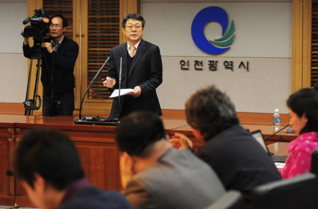 5일 인천시청 영상회의실에서 허종식 대변인이 인천시 서구 SK인천석유화학 공장 증설 관련한 인천시의 감사 결과를 발표하고 있다.장용준기자 jyjun@kyeonggi.com