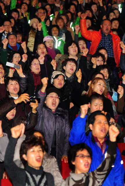 11일 제94회 전국체전 자원봉사자 해단식 및 2013 인천시 자원봉사자의 날 행사가 열린 인천시 연수구 송도글로벌대학캠퍼스 대강당에서 자원봉사자들이 내년 아시안게임 봉사에 적극 참여 할것을 다짐하고 있다.장용준기자 jyjun@kyeonggi.com