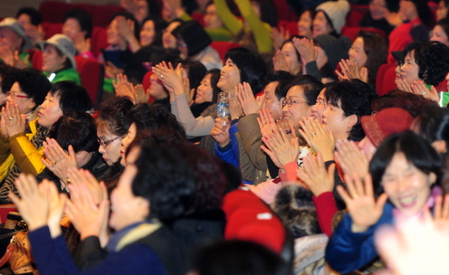 자원봉사자들이 축하 공개방송을 보며 즐거워 하고 있다.장용준기자 jyjun@kyeonggi.com