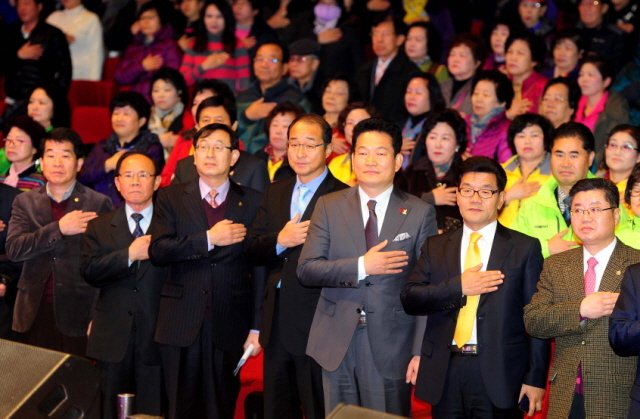 11일 제94회 전국체전 자원봉사자 해단식 및 2013 인천시 자원봉사자의 날 행사가 열린 인천시 연수구 송도글로벌대학캠퍼스 대강당에서 송영길 인천시장과 이성만 인천시의회의장, 이청연 인천시자원봉사센터 회장, 본보 신교철 인천본사 사장등 내외빈들이 국민의례를 하고 있다.장용준기자 jyjun@kyeonggi.com
