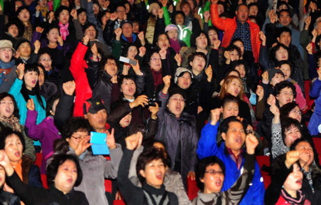 11일 제94회 전국체전 자원봉사자 해단식 및 2013 인천시 자원봉사자의 날 행사가 열린 인천시 연수구 송도글로벌대학캠퍼스 대강당에서 자원봉사자들이 내년 아시안게임 봉사에 적극 참여 할것을 다짐하고 있다.장용준기자 jyjun@kyeonggi.com