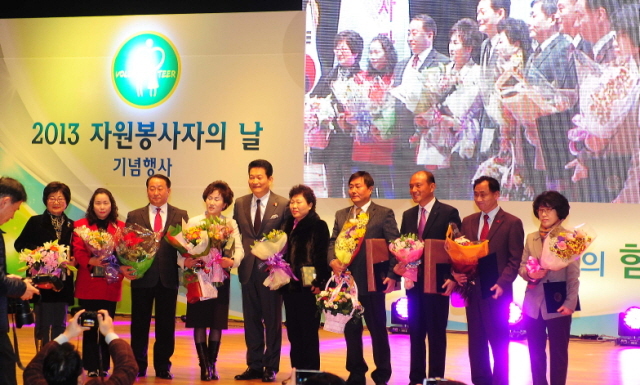 11일 제94회 전국체전 자원봉사자 해단식 및 2013 인천시 자원봉사자의 날 행사가 열린 인천시 연수구 송도글로벌대학캠퍼스 대강당에서 영예의 우수자원봉사 표창 수상자들이 시상식후 기념촬영을 하고 있다.장용준기자 jyjun@kyeonggi.com