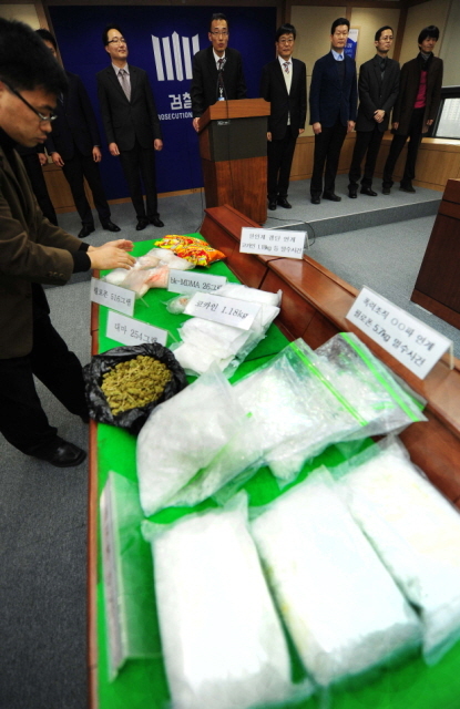 26일 부산 지역의 대표적인 폭력조직인 '칠성파' 조직원과 연계된 마약 운반책을 검거한 인천지검과 인천공항본부세관·인천본부세관 합동수사반 직원들이 인천지검 모의법정에서 올 한해 검거한 마약 밀수사건 브리핑을 하고 있다.장용준기자 jyjun@kyeonggi.com