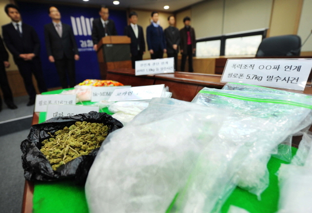 26일 부산 지역의 대표적인 폭력조직인 '칠성파' 조직원과 연계된 마약 운반책을 검거한 인천지검과 인천공항본부세관·인천본부세관 합동수사반 직원들이 인천지검 모의법정에서 올 한해 검거한 마약 밀수사건 브리핑을 하고 있다.장용준기자 jyjun@kyeonggi.com