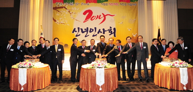 인천상공회의소 2014 갑오년 신년 인사회가 3일 인천시 연수구 라마다 송도호텔 2층에서 열린 가운데 송영길 인천시장과 이성만 인천시의회의장, 김광식 인천상의회장, 황우여 새누리당 대표를 비롯한 여야 지역국회의원등 내외빈들이 새해 건승을 기원하는 시루떡을 자르고 있다. 인천시 제공