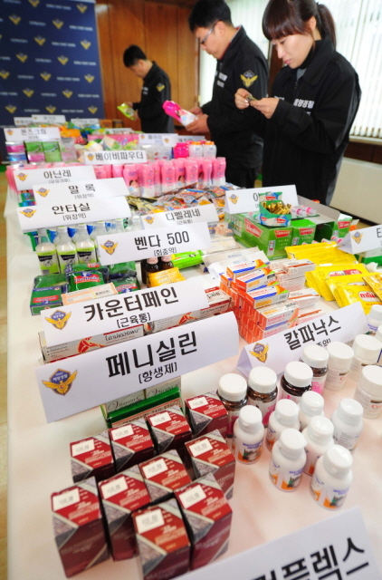 7일 동남아산 항생제와 피임약등 2억원 상당의 의약품등를 밀수입한 태국인 일당을 검거한 인천해경 외사과 직원들이 청사내 소회의실에서 압수품들을 살펴보고 있다.장용준기자 jyjun@kyeonggi.com