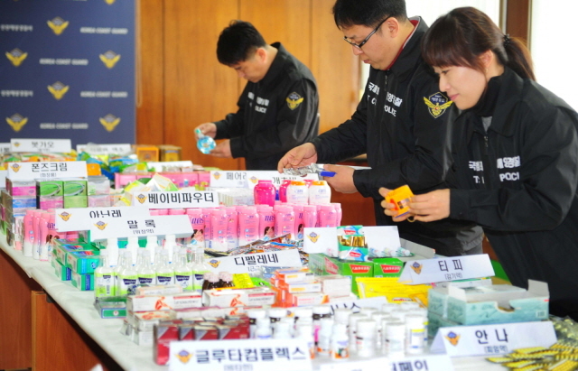 7일 동남아산 항생제와 피임약등 2억원 상당의 의약품등를 밀수입한 태국인 일당을 검거한 인천해경 외사과 직원들이 청사내 소회의실에서 압수품들을 살펴보고 있다.장용준기자 jyjun@kyeonggi.com