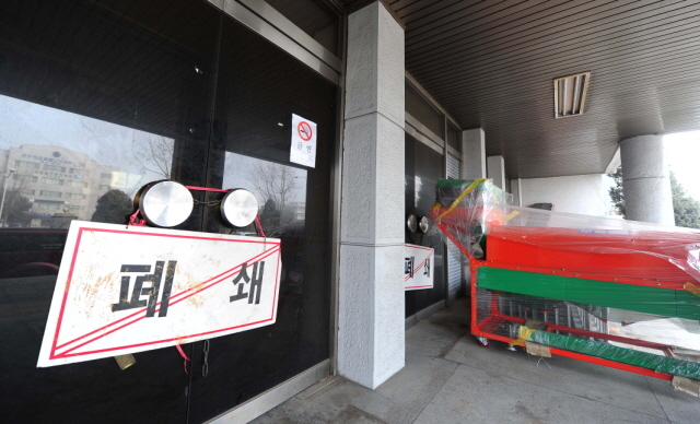 26일 수년째 방치돼 골머리를 앓고 있는 인천시 옹진군청 별관 건물 입구에 폐쇄 푯말과 함께 기계장비들이 놓여 있다.장용준기자 jyjun@kyeonggi.com