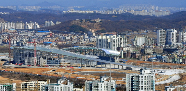 2일 2014 인천아시안게임 개막을 2백일을 하루 앞두고 공정률 85%를 보이고 있는 인천시 서구 연희동 주경기장이 미세먼지가 사라지면서 서구 청라국제도시와 부평구와 계양구까지 한눈에 보이는 시계속에 웅장한 모습을 선보이고 있다. 장용준기자 jyjun@kyeonggi.com