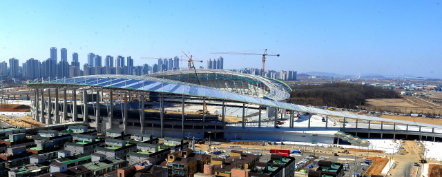 2일 2014 인천아시안게임 개막을 2백일을 하루 앞두고 공정률 85%를 보이고 있는 인천시 서구 연희동 주경기장이 미세먼지가 사라진 상쾌한 하늘을 배경으로 웅장한 모습을 선보이고 있다.  장용준기자 jyjun@kyeonggi.com