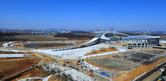2일 2014 인천아시안게임 개막을 2백일을 하루 앞두고 공정률 85%를 보이고 있는 인천시 서구 연희동 주경기장이 미세먼지가 사라진 상쾌한 하늘을 배경으로 웅장한 모습을 선보이고 있다.  장용준기자 jyjun@kyeonggi.com