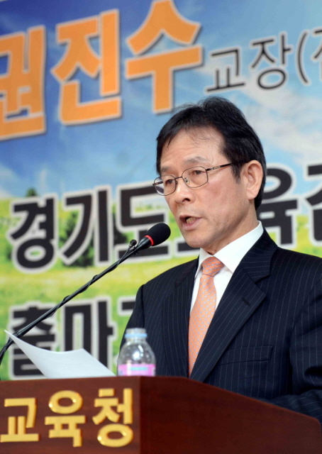 3일 경기도교육청 브리핑룸에서 권진수 전 양서고등학교 교장이 기자회견을 갖고 6.4 지방선거 경기도교육감 출마를 선언하고 있다.전형민기자  hmjeon@kyeonggi.com
