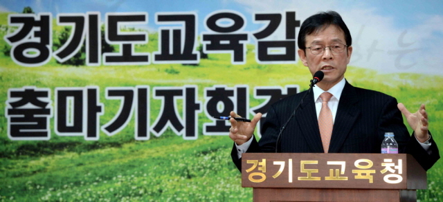 3일 경기도교육청 브리핑룸에서 권진수 전 양서고등학교 교장이 기자회견을 갖고 6.4 지방선거 경기도교육감 출마를 선언하고 있다.전형민기자  hmjeon@kyeonggi.com