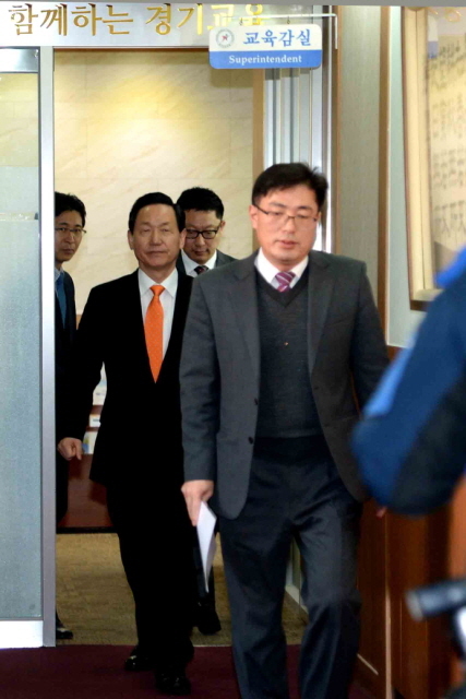 경기도지사 후보 출마를 결심한 것으로 알려진 김상곤 경기도교육감이 3일 점심식사를 하기 위해 경기도교육청을 나서고 있다. 김상곤 교육감은 4일 오전 10시 도교육청 제1회의실에서 기자회견을 할 예정이다.전형민기자  hmjeon@kyeonggi.com