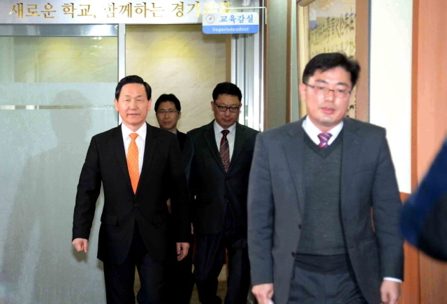 경기도지사 후보 출마를 결심한 것으로 알려진 김상곤 경기도교육감이 3일 점심식사를 하기 위해 경기도교육청을 나서고 있다. 김상곤 교육감은 4일 오전 10시 도교육청 제1회의실에서 기자회견을 할 예정이다.전형민기자  hmjeon@kyeonggi.com