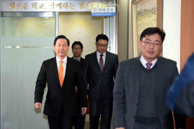 경기도지사 후보 출마를 결심한 것으로 알려진 김상곤 경기도교육감이 3일 점심식사를 하기 위해 경기도교육청을 나서고 있다. 김상곤 교육감은 4일 오전 10시 도교육청 제1회의실에서 기자회견을 할 예정이다.전형민기자  hmjeon@kyeonggi.com