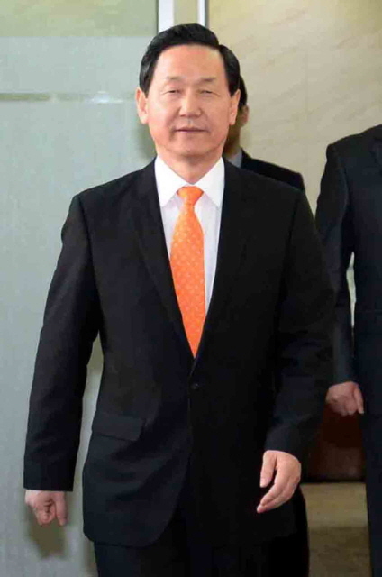 경기도지사 후보 출마를 결심한 것으로 알려진 김상곤 경기도교육감이 3일 점심식사를 하기 위해 경기도교육청을 나서고 있다. 김상곤 교육감은 4일 오전 10시 도교육청 제1회의실에서 기자회견을 할 예정이다.전형민기자  hmjeon@kyeonggi.com