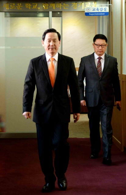 경기도지사 후보 출마를 결심한 것으로 알려진 김상곤 경기도교육감이 3일 점심식사를 하기 위해 경기도교육청을 나서고 있다. 김상곤 교육감은 4일 오전 10시 도교육청 제1회의실에서 기자회견을 할 예정이다.전형민기자  hmjeon@kyeonggi.com