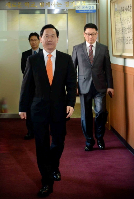 경기도지사 후보 출마를 결심한 것으로 알려진 김상곤 경기도교육감이 3일 점심식사를 하기 위해 경기도교육청을 나서고 있다. 김상곤 교육감은 4일 오전 10시 도교육청 제1회의실에서 기자회견을 할 예정이다.전형민기자  hmjeon@kyeonggi.com