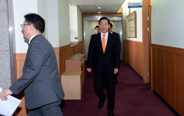 경기도지사 후보 출마를 결심한 것으로 알려진 김상곤 경기도교육감이 3일 점심식사를 하기 위해 경기도교육청을 나서고 있다. 김상곤 교육감은 4일 오전 10시 도교육청 제1회의실에서 기자회견을 할 예정이다.전형민기자  hmjeon@kyeonggi.com