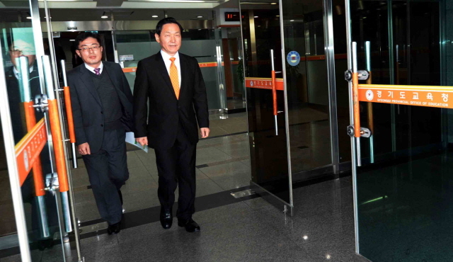 경기도지사 후보 출마를 결심한 것으로 알려진 김상곤 경기도교육감이 3일 점심식사를 하기 위해 경기도교육청을 나서고 있다. 김상곤 교육감은 4일 오전 10시 도교육청 제1회의실에서 기자회견을 할 예정이다.전형민기자  hmjeon@kyeonggi.com