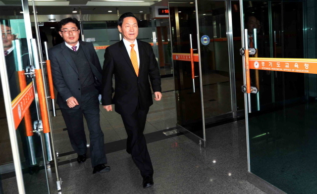 경기도지사 후보 출마를 결심한 것으로 알려진 김상곤 경기도교육감이 3일 점심식사를 하기 위해 경기도교육청을 나서고 있다. 김상곤 교육감은 4일 오전 10시 도교육청 제1회의실에서 기자회견을 할 예정이다.전형민기자  hmjeon@kyeonggi.com