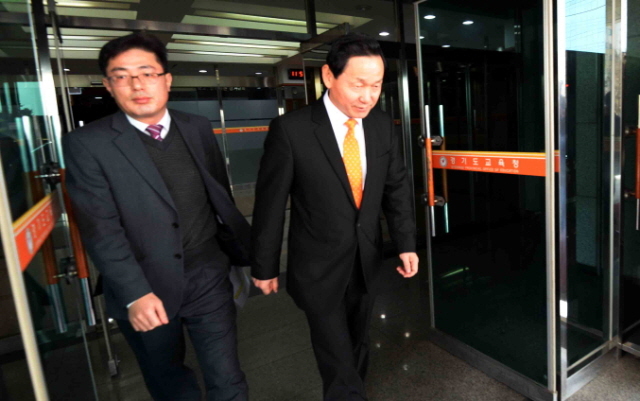 경기도지사 후보 출마를 결심한 것으로 알려진 김상곤 경기도교육감이 3일 점심식사를 하기 위해 경기도교육청을 나서고 있다. 김상곤 교육감은 4일 오전 10시 도교육청 제1회의실에서 기자회견을 할 예정이다.전형민기자  hmjeon@kyeonggi.com