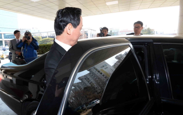 경기도지사 후보 출마를 결심한 것으로 알려진 김상곤 경기도교육감이 3일 점심식사를 하기 위해 경기도교육청을 나서고 있다. 김상곤 교육감은 4일 오전 10시 도교육청 제1회의실에서 기자회견을 할 예정이다.전형민기자  hmjeon@kyeonggi.com