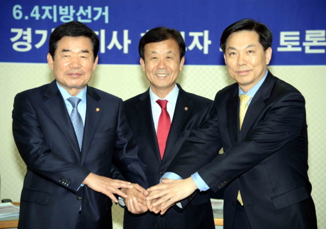3일 수원시 영통구 경기방송에서 열린 6.4 지방선거 민주당 경기도지사 후보자 초청 토론회에서 김진표(왼쪽부터), 원혜영, 김창호 예비후보가 손을 맞잡고 있다.전형민기자  hmjeon@kyeonggi.com