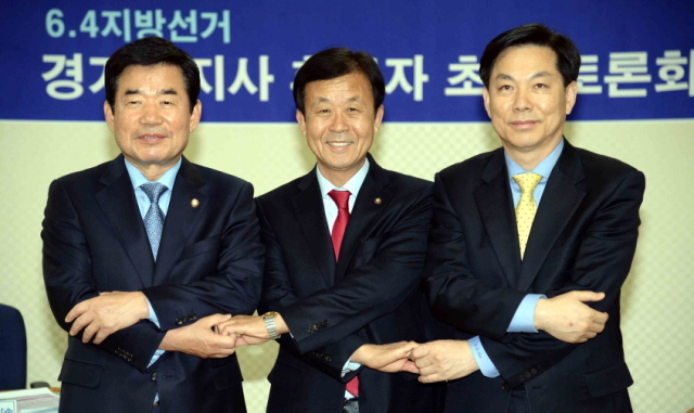 3일 수원시 영통구 경기방송에서 열린 6.4 지방선거 민주당 경기도지사 후보자 초청 토론회에서 김진표(왼쪽부터), 원혜영, 김창호 예비후보가 손을 맞잡고 있다.전형민기자  hmjeon@kyeonggi.com