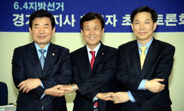 3일 수원시 영통구 경기방송에서 열린 6.4 지방선거 민주당 경기도지사 후보자 초청 토론회에서 김진표(왼쪽부터), 원혜영, 김창호 예비후보가 손을 맞잡고 있다.전형민기자  hmjeon@kyeonggi.com