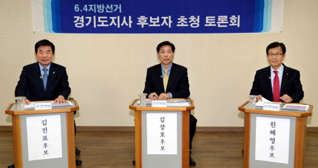 3일 수원시 영통구 경기방송에서 열린 6.4 지방선거 민주당 경기도지사 후보자 초청 토론회에서 김진표(왼쪽부터), 김창호, 원혜영 예비후보가 토론을 하고 있다.전형민기자  hmjeon@kyeonggi.com