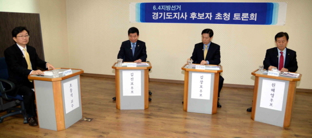 3일 수원시 영통구 경기방송에서 열린 6.4 지방선거 민주당 경기도지사 후보자 초청 토론회에서 김진표(왼쪽부터), 김창호, 원혜영 예비후보가 토론을 하고 있다.전형민기자  hmjeon@kyeonggi.com