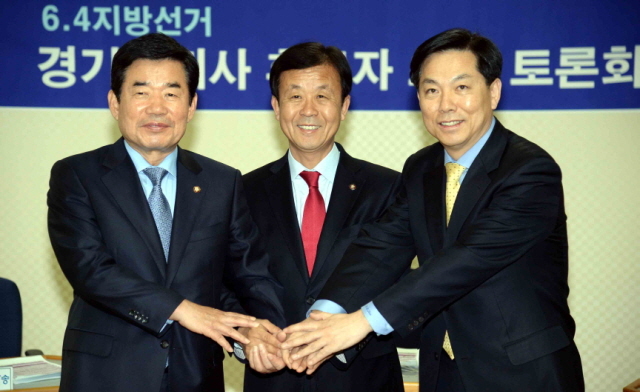 3일 수원시 영통구 경기방송에서 열린 6.4 지방선거 민주당 경기도지사 후보자 초청 토론회에서 김진표(왼쪽부터), 원혜영, 김창호 예비후보가 손을 맞잡고 있다.전형민기자  hmjeon@kyeonggi.com