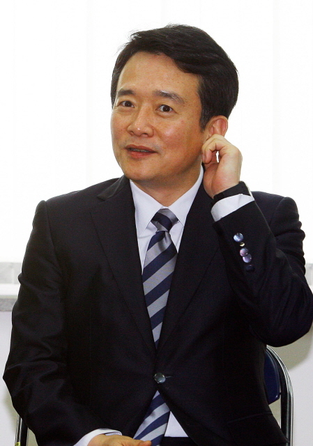6.4 지방선거 경기도지사 출마를 고려중인 새누리당 남경필 의원이 4일 수원시 팔달구 매교동 자신의 사무실에서 열린 수원지역 당원, 주민 간담회에 참석해 생각에 잠겨있다. 추상철기자 scchoo@kyeonggi.com