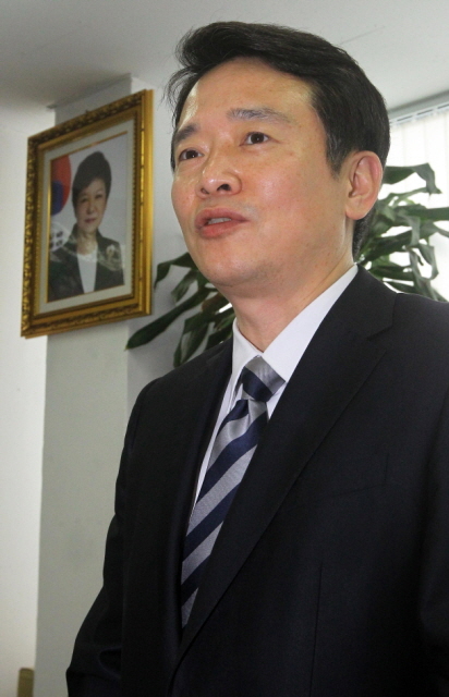 6.4 지방선거 경기도지사 출마를 고려중인 새누리당 남경필 의원이 4일 수원시 팔달구 매교동 자신의 사무실에서 열린 수원지역 당원, 주민 간담회에 참석해 인사말을 하고 있다. 추상철기자 scchoo@kyeonggi.com