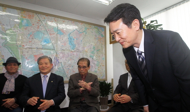 6.4 지방선거 경기도지사 출마를 고려중인 새누리당 남경필 의원이 4일 수원시 팔달구 매교동 자신의 사무실에서 열린 수원지역 당원, 주민 간담회에 참석해 참석자들에게 인사를 하고 있다. 추상철기자 scchoo@kyeonggi.com