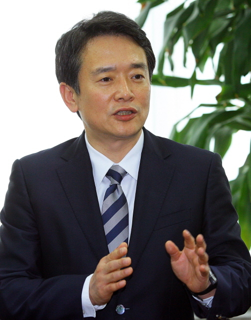 6.4 지방선거 경기도지사 출마를 고려중인 새누리당 남경필 의원이 4일 수원시 팔달구 매교동 자신의 사무실에서 열린 수원지역 당원, 주민 간담회에 참석해 인사말을 하고 있다. 추상철기자 scchoo@kyeonggi.com