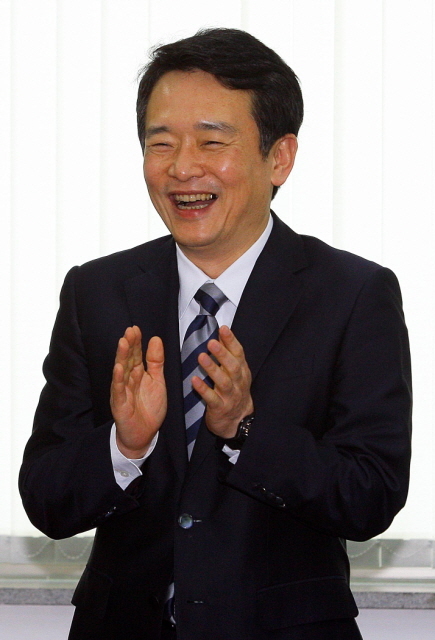 6.4 지방선거 경기도지사 출마를 고려중인 새누리당 남경필 의원이 4일 수원시 팔달구 매교동 자신의 사무실에서 열린 수원지역 당원, 주민 간담회에 참석해 박수를 치고 있다. 추상철기자 scchoo@kyeonggi.com