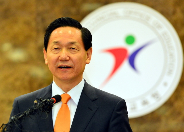 4일 오전 김상곤 경기도교육감이 경기도교육청에서 6·4 지방선거 경기도지사 출마를 위해 교육감직을 사퇴한다는 기자회견을 하고 있다. 김시범기자 sbkim@kyeonggi.com