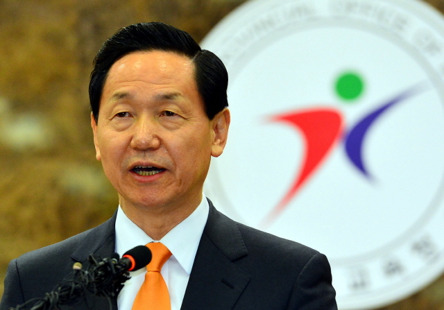4일 오전 김상곤 경기도교육감이 경기도교육청에서 6·4 지방선거 경기도지사 출마를 위해 교육감직을 사퇴한다는 기자회견을 하고 있다. 김시범기자 sbkim@kyeonggi.com