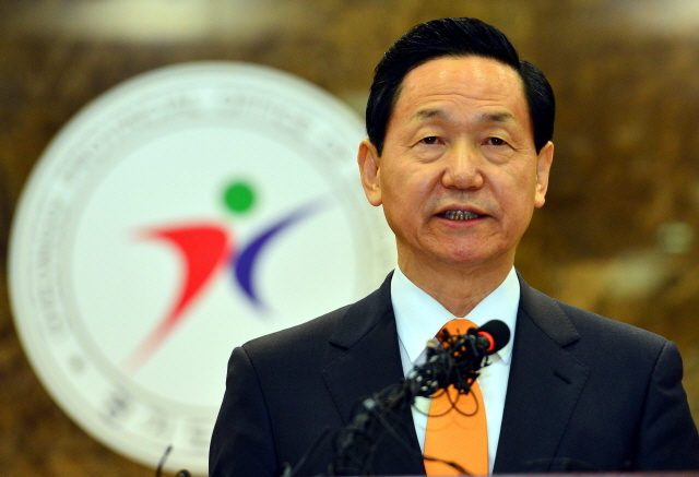 4일 오전 김상곤 경기도교육감이 경기도교육청에서 6·4 지방선거 경기도지사 출마를 위해 교육감직을 사퇴한다는 기자회견을 하고 있다. 김시범기자 sbkim@kyeonggi.com