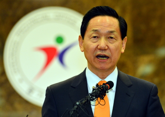 4일 오전 김상곤 경기도교육감이 경기도교육청에서 6·4 지방선거 경기도지사 출마를 위해 교육감직을 사퇴한다는 기자회견을 하고 있다. 김시범기자 sbkim@kyeonggi.com