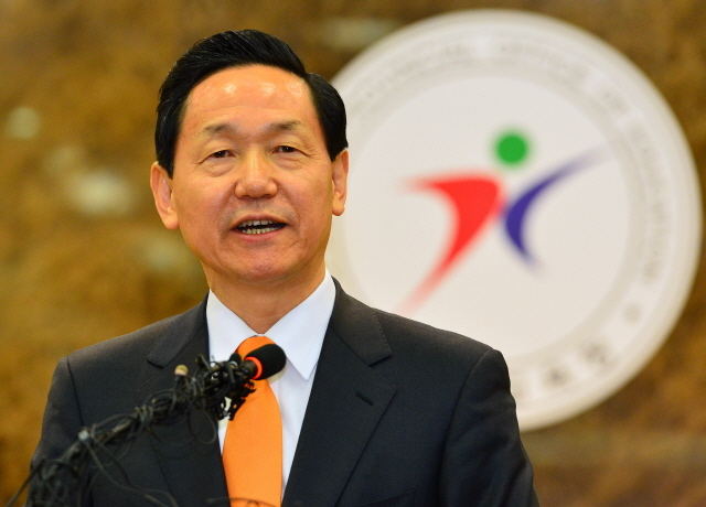 4일 오전 김상곤 경기도교육감이 경기도교육청에서 6·4 지방선거 경기도지사 출마를 위해 교육감직을 사퇴한다는 기자회견을 하고 있다. 김시범기자 sbkim@kyeonggi.com