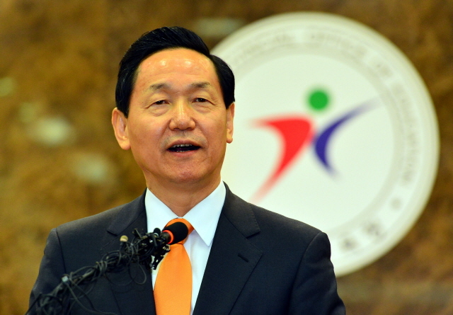 4일 오전 김상곤 경기도교육감이 경기도교육청에서 6·4 지방선거 경기도지사 출마를 위해 교육감직을 사퇴한다는 기자회견을 하고 있다. 김시범기자 sbkim@kyeonggi.com