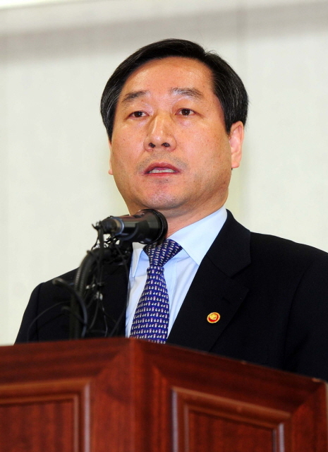 4일 오후 김포 시민회관에서 열린 새누리당 긴급 당직자 회의에 참석한 유정복 안전행정부 장관이  인사말을 하고 있다.장용준기자 jyjun@kyeonggi.co